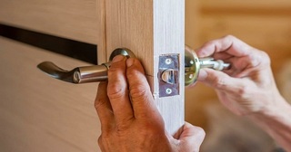 Установка и замена дверной ручки в Отрадном от 293 руб. – Мастер24, монтаж фурнитуры, недорого